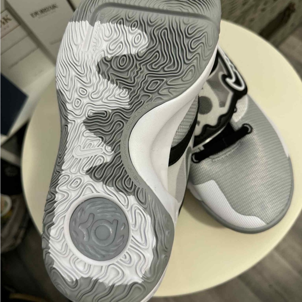 Nike Kids White and Black Sneakers - Picture 7 of 9